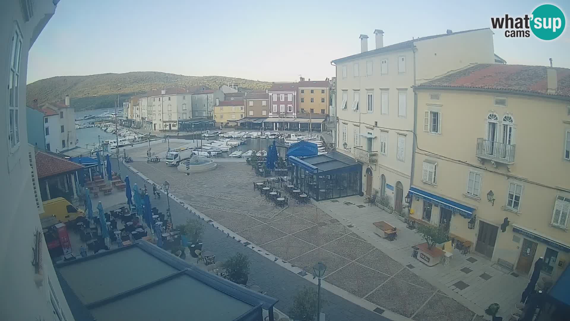 V ŽIVO spletna kamera Cres mesto – glavni trg in “mandrač” – otok Cres – Hrvaška