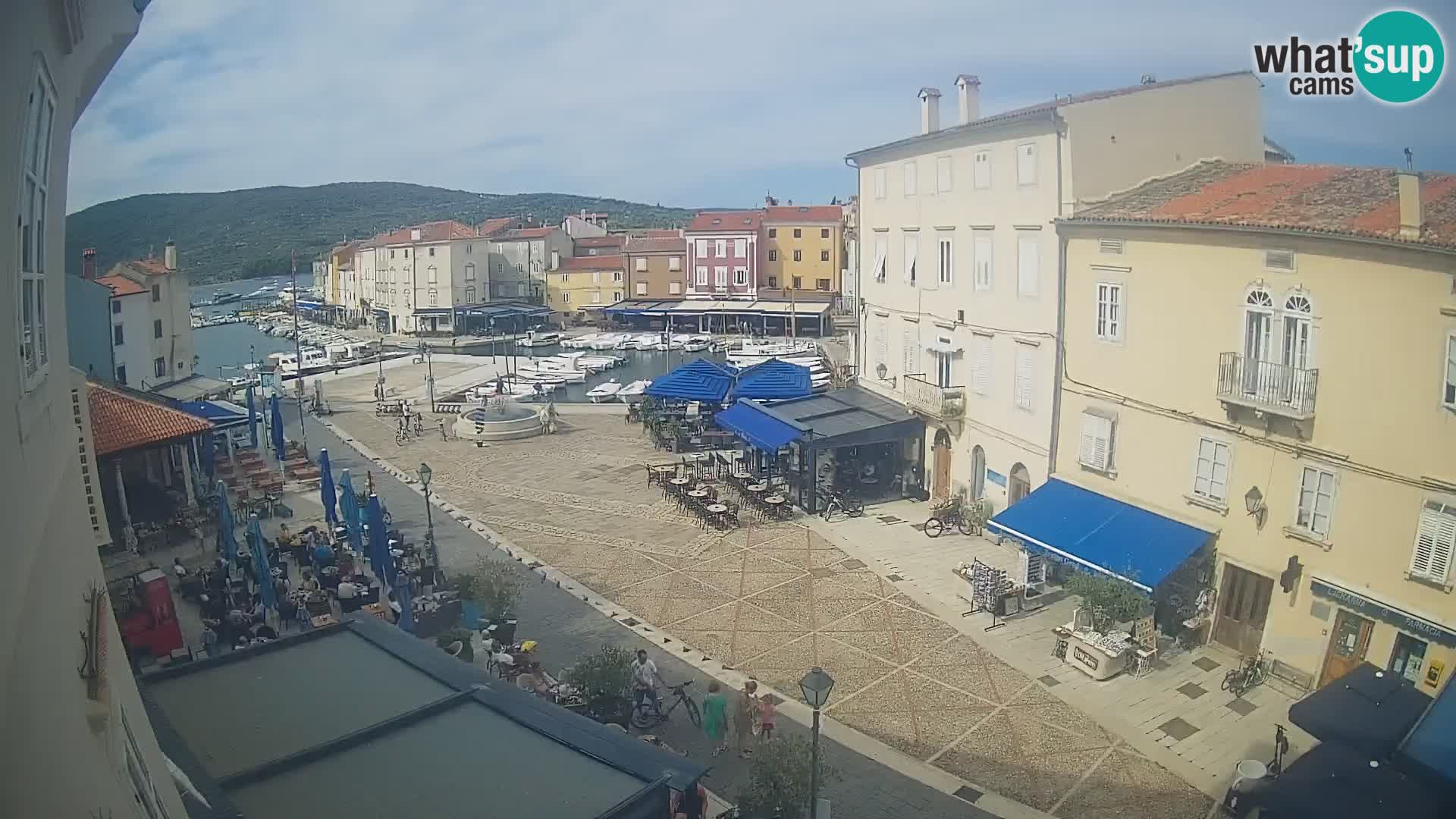 V ŽIVO spletna kamera Cres mesto – glavni trg in “mandrač” – otok Cres – Hrvaška