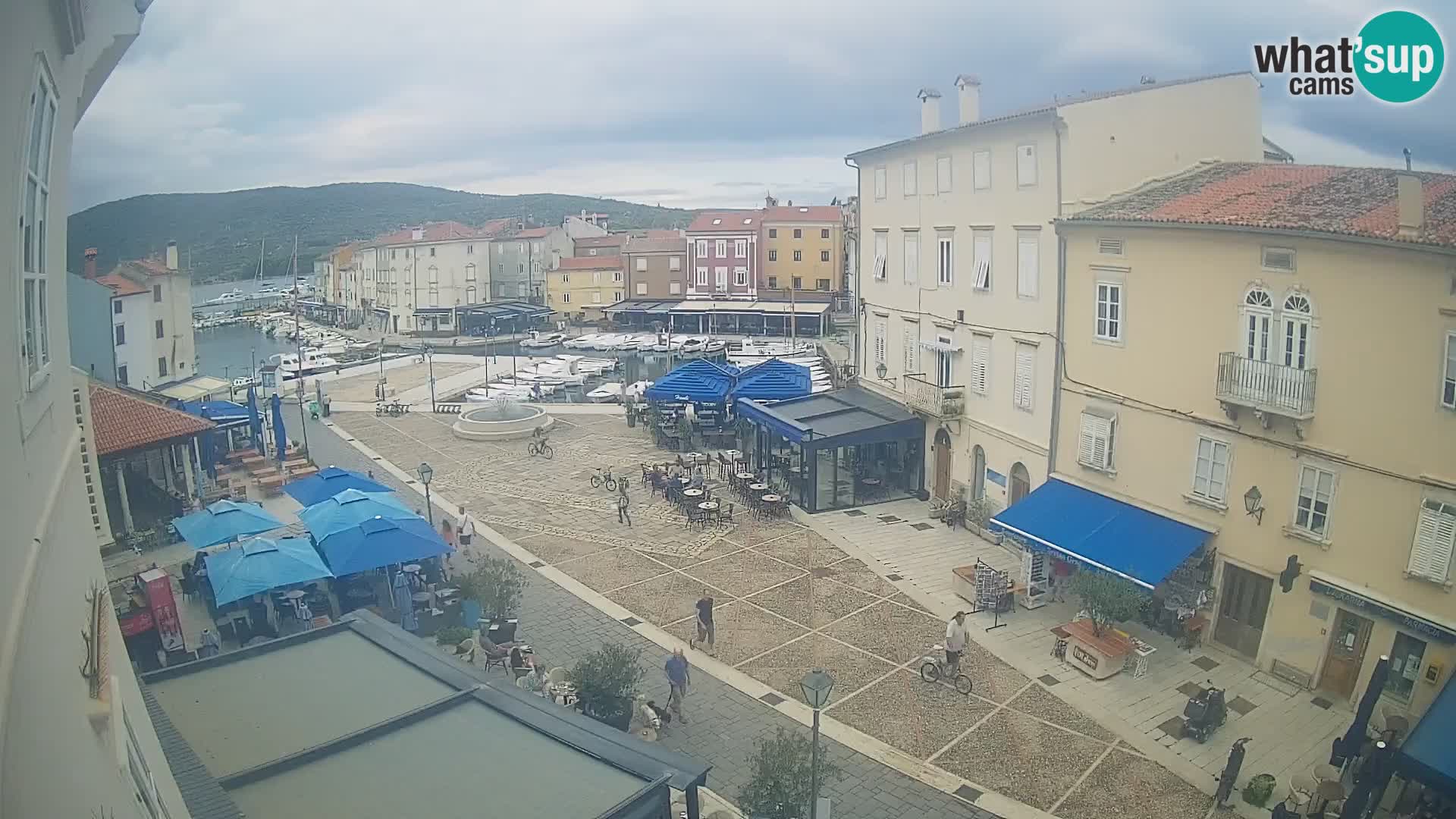 V ŽIVO spletna kamera Cres mesto – glavni trg in “mandrač” – otok Cres – Hrvaška