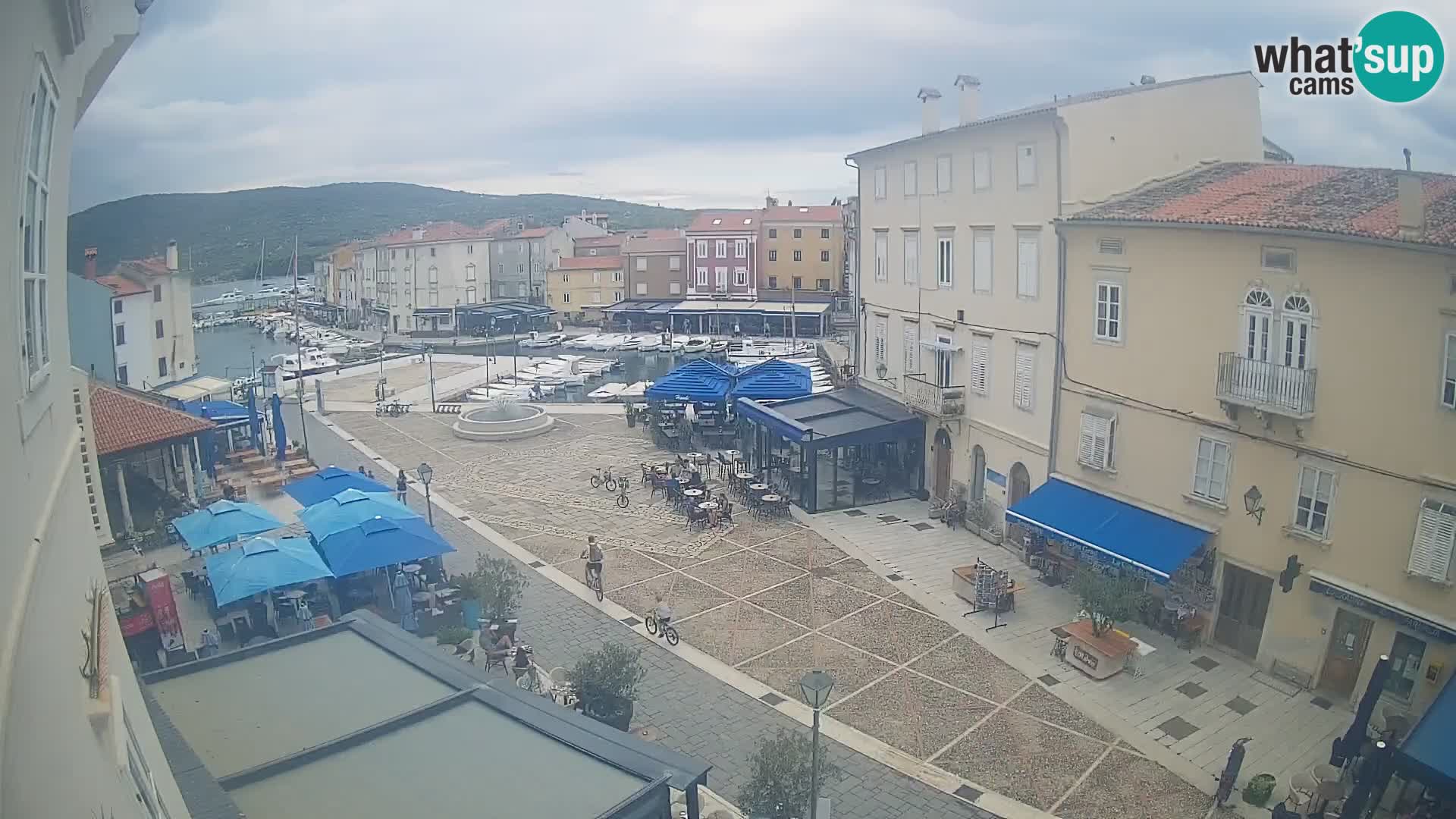 Kamera v ŽIVO Cres mesto – glavni trg in “mandrač” – otok Cres – Hrvaška