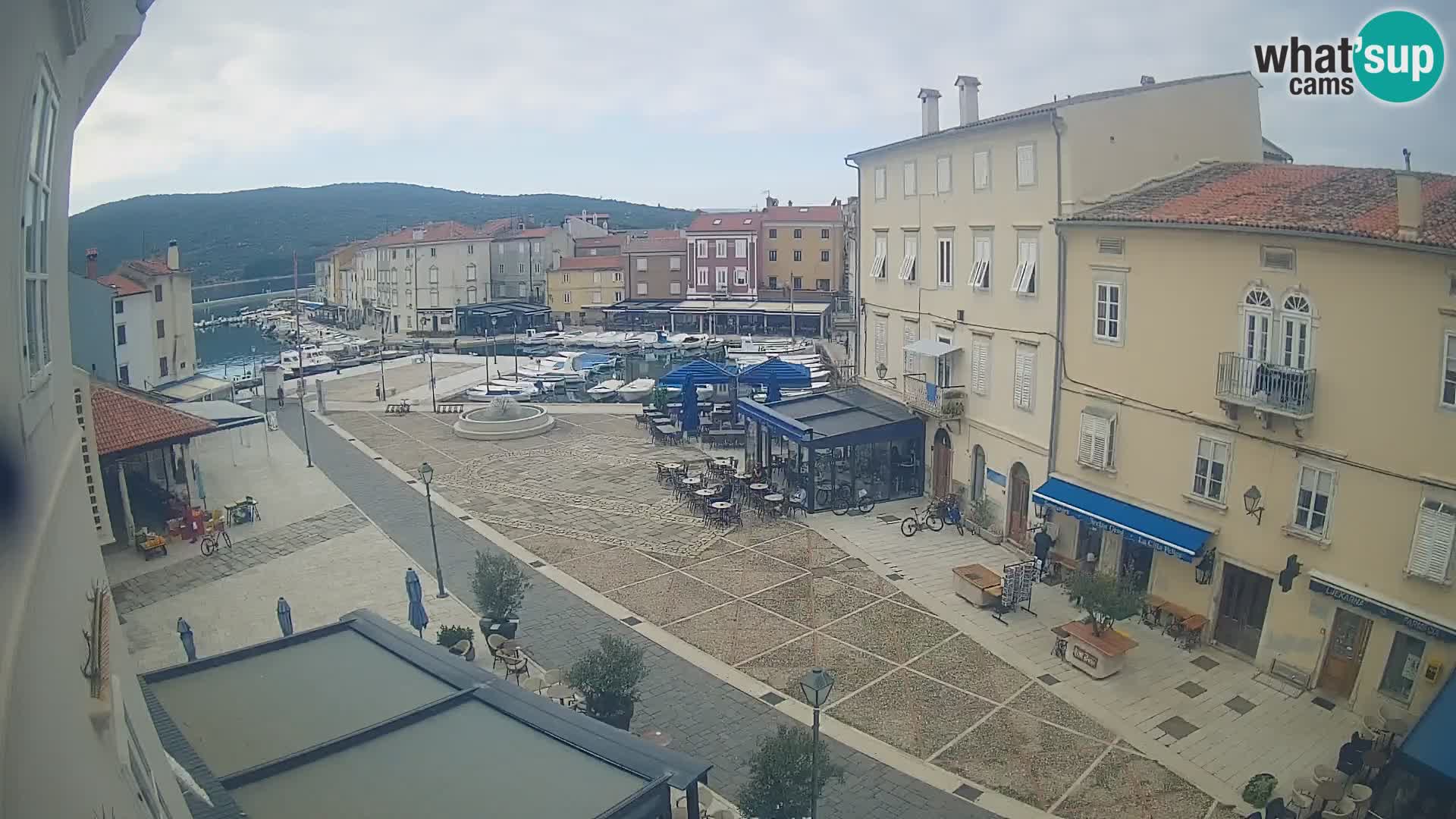 LIVE cam Cres city – place principale et “mandrač” – île de Cres – Croatie