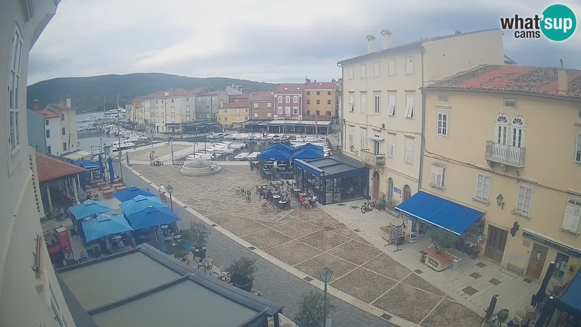 V ŽIVO spletna kamera Cres mesto – glavni trg in “mandrač” – otok Cres – Hrvaška