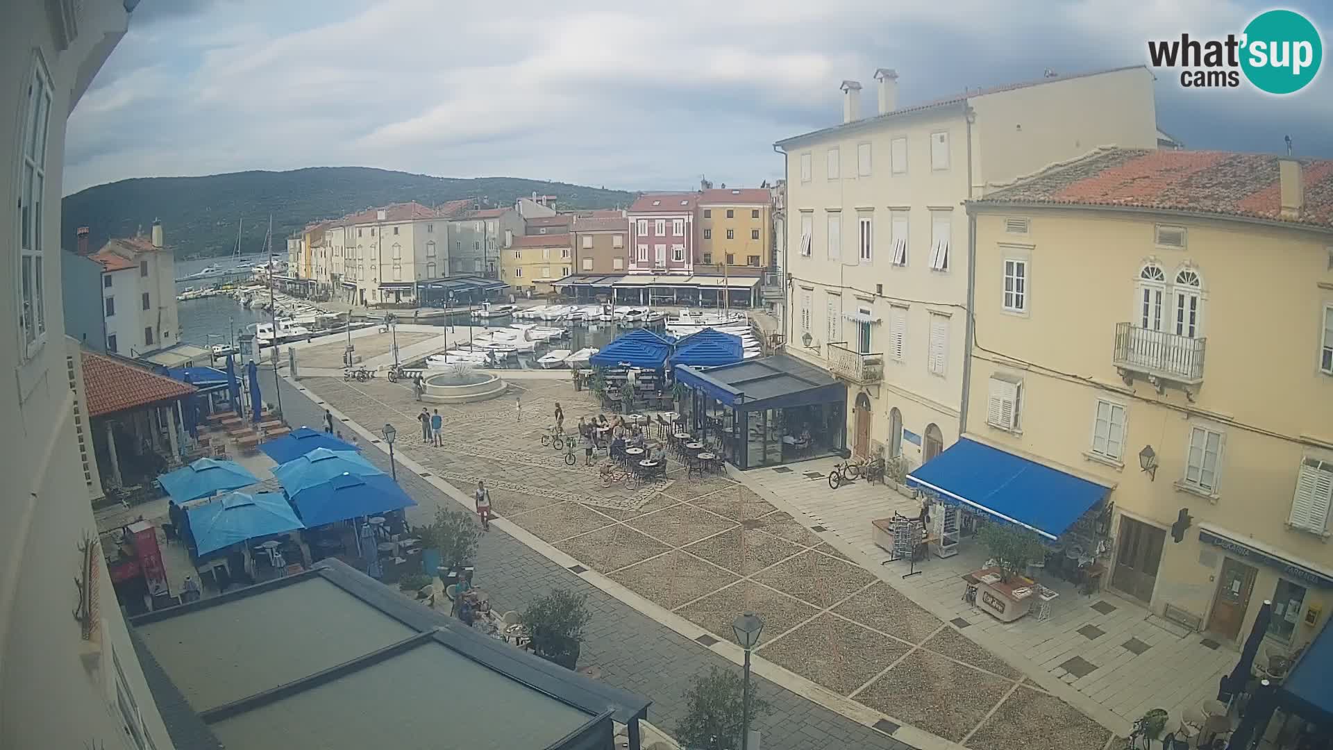 Kamera v ŽIVO Cres mesto – glavni trg in “mandrač” – otok Cres – Hrvaška