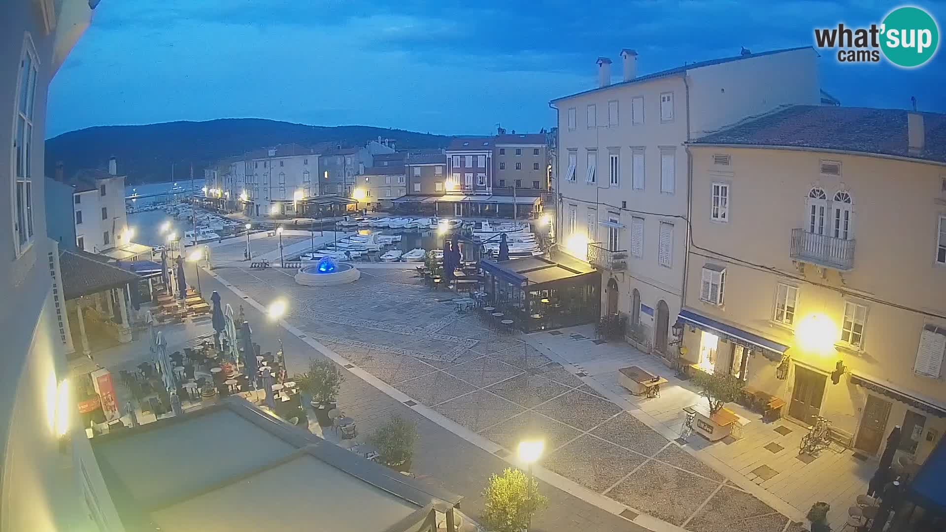 Web kamera Grad Cres – glavni trg i “mandrač” – otok Cres