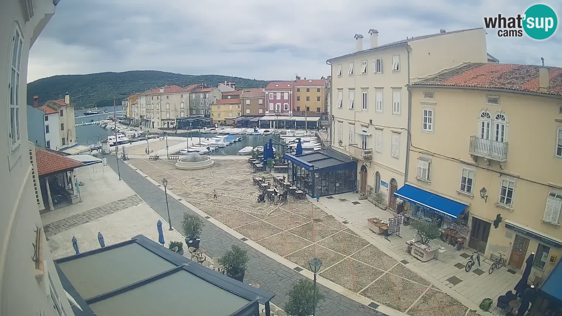 Cámara en vivo ciudad de Cres – plaza principal y “mandrač” – isla de Cres – Croacia