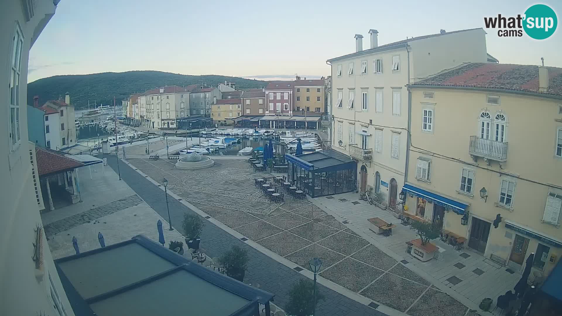 LIVE cam Cres city – place principale et “mandrač” – île de Cres – Croatie