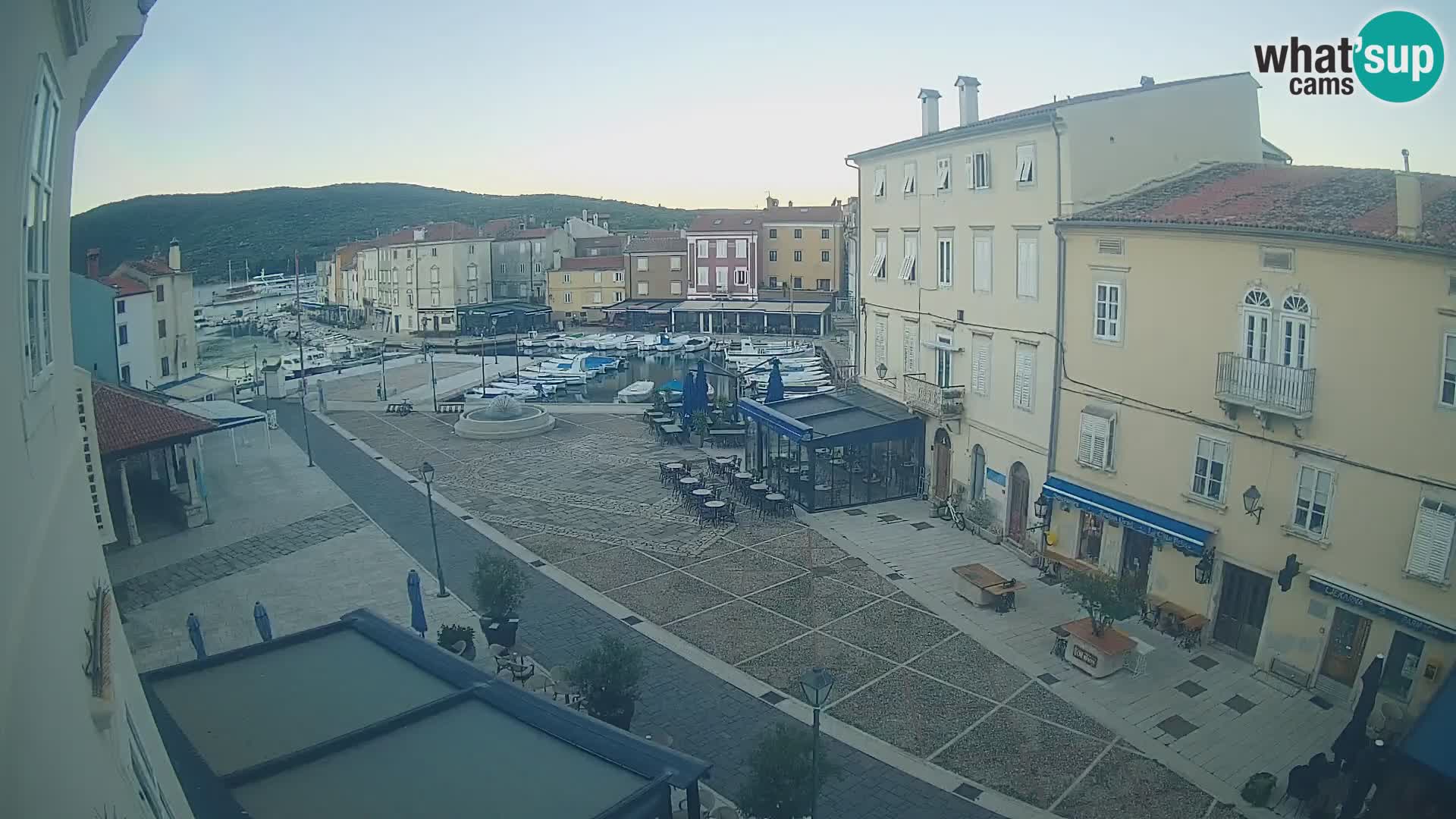 Kamera v ŽIVO Cres mesto – glavni trg in “mandrač” – otok Cres – Hrvaška