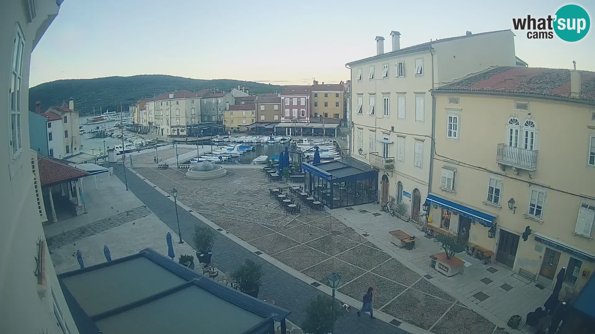 Web kamera Grad Cres – glavni trg i “mandrač” – otok Cres