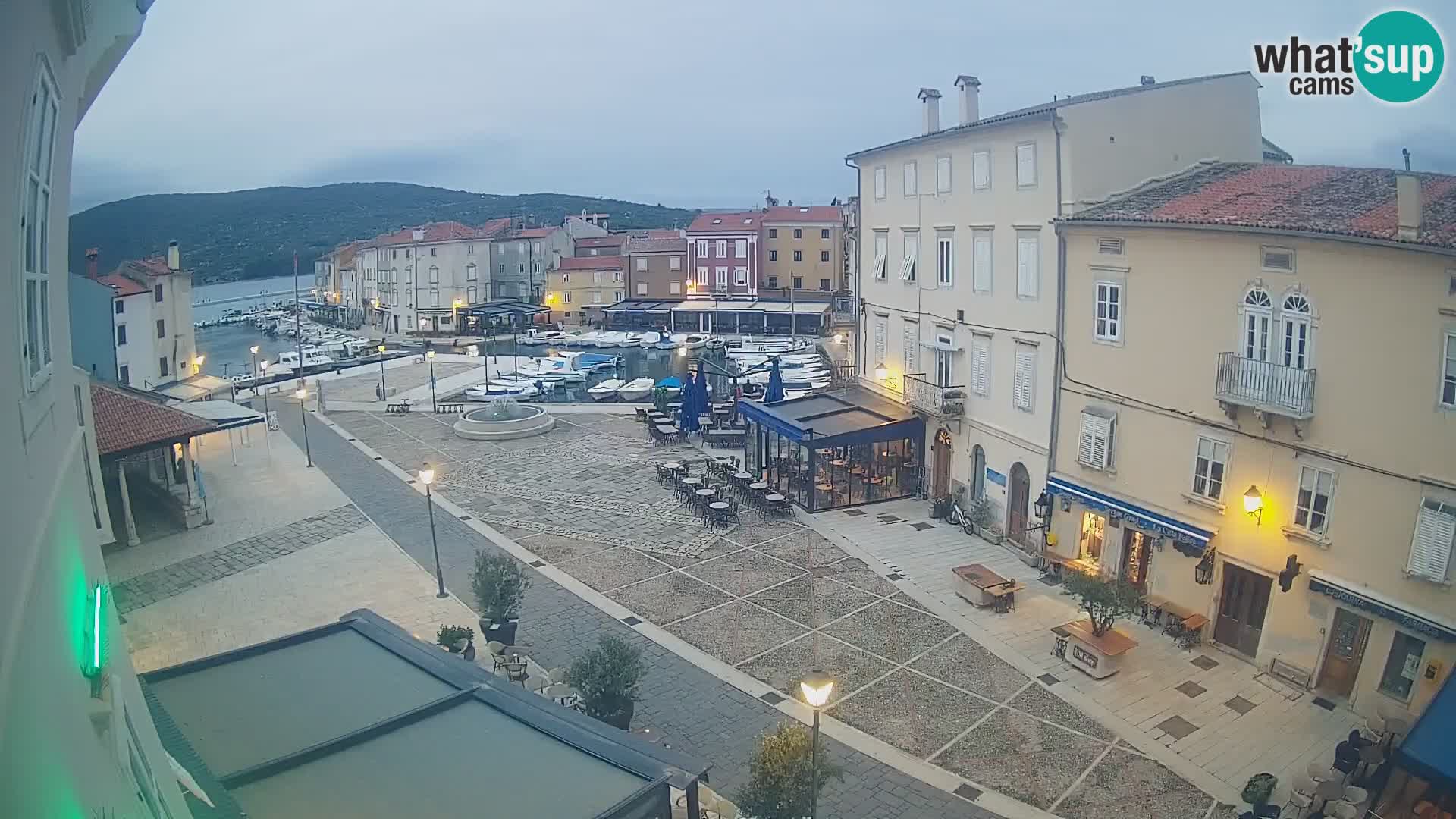 V ŽIVO spletna kamera Cres mesto – glavni trg in “mandrač” – otok Cres – Hrvaška