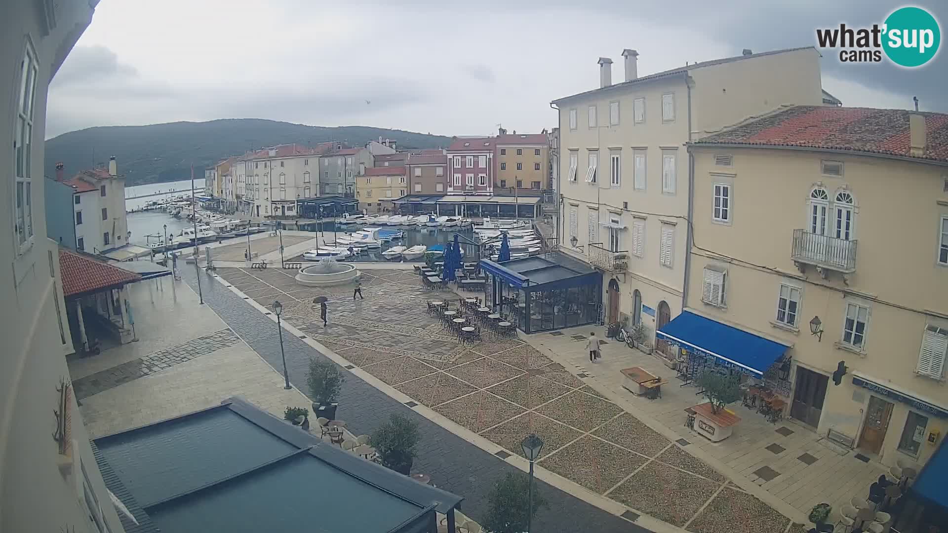 Kamera v ŽIVO Cres mesto – glavni trg in “mandrač” – otok Cres – Hrvaška