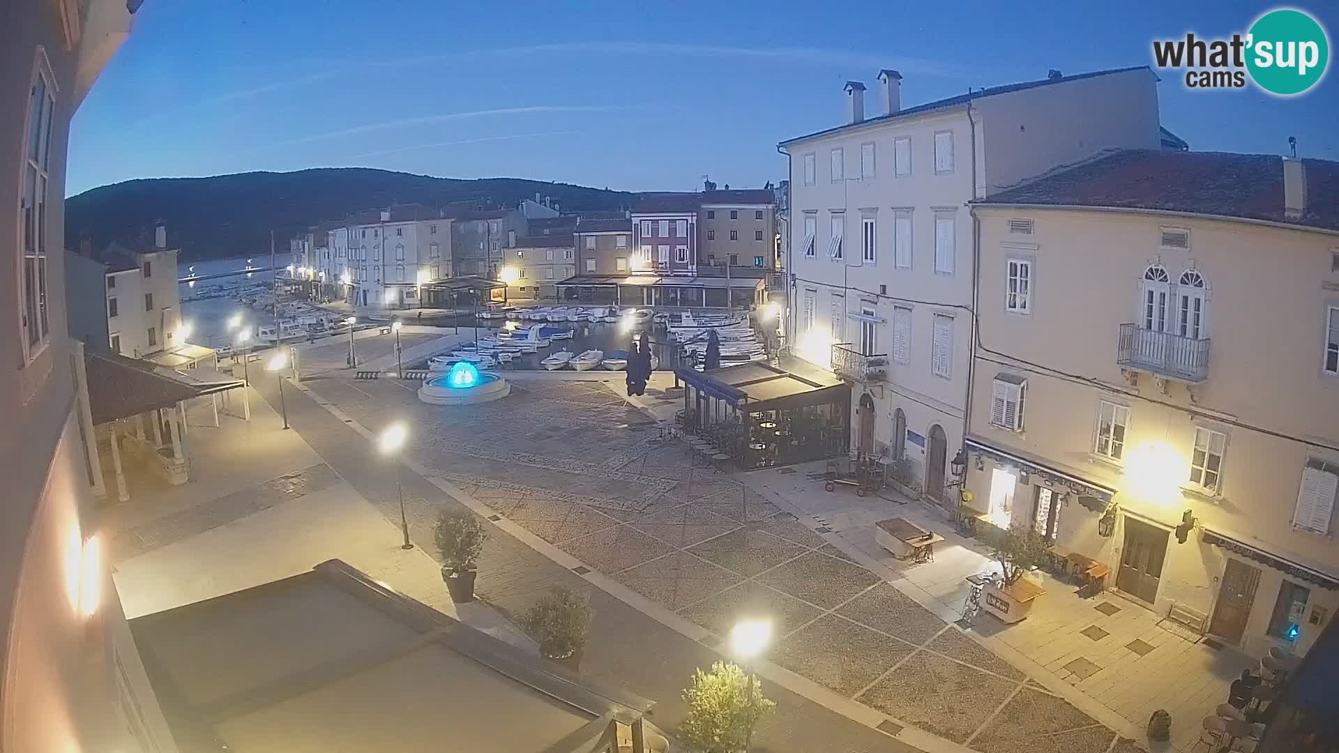 LIVE cam Cres city – place principale et “mandrač” – île de Cres – Croatie