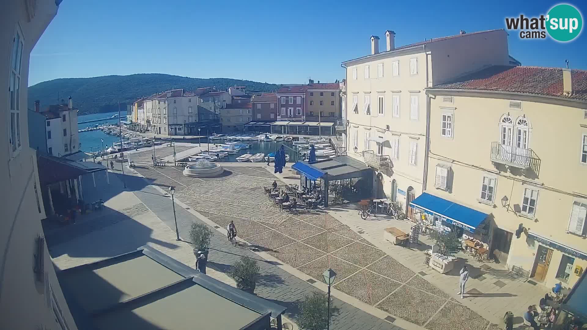 V ŽIVO spletna kamera Cres mesto – glavni trg in “mandrač” – otok Cres – Hrvaška