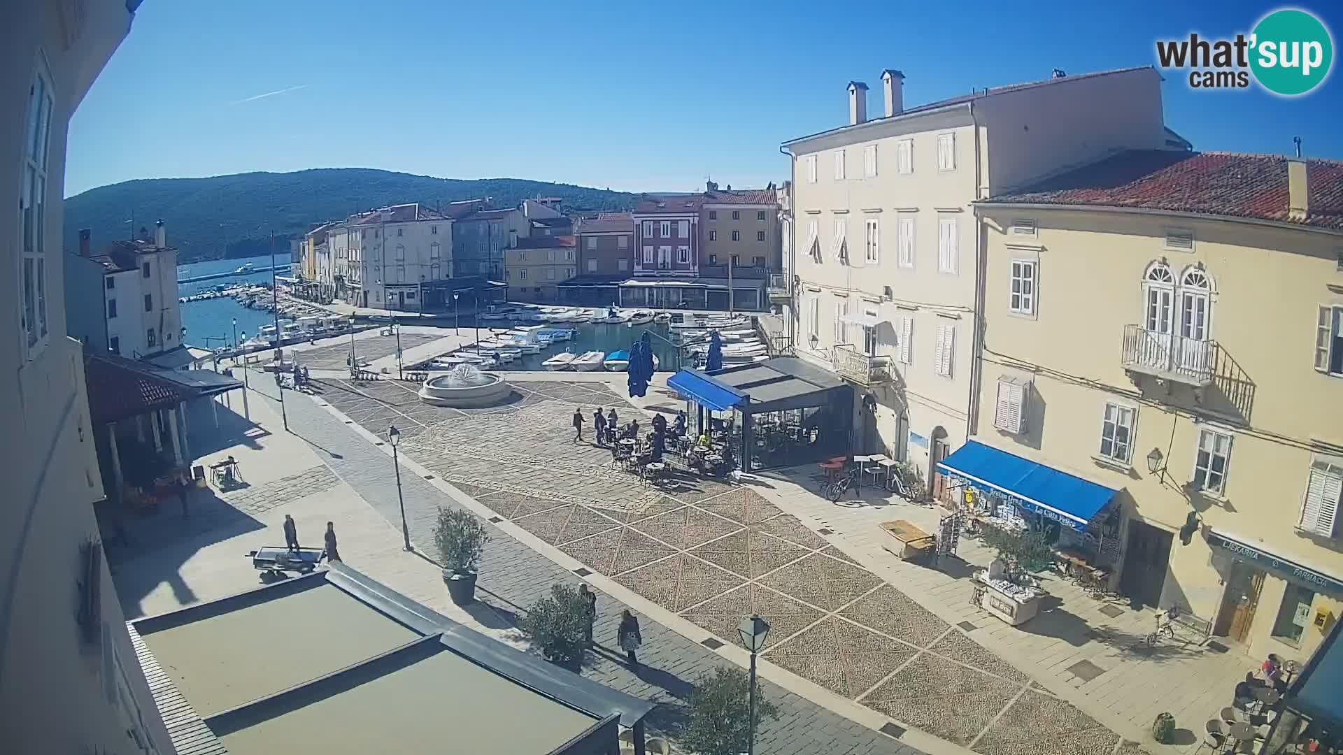 LIVE cam Cres city – place principale et “mandrač” – île de Cres – Croatie