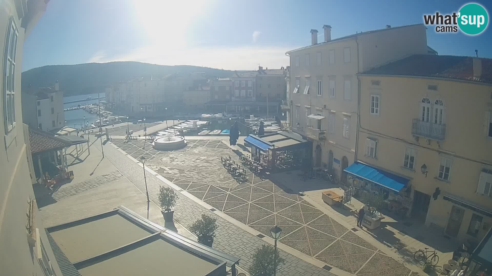 LIVE cam Cres city – place principale et “mandrač” – île de Cres – Croatie