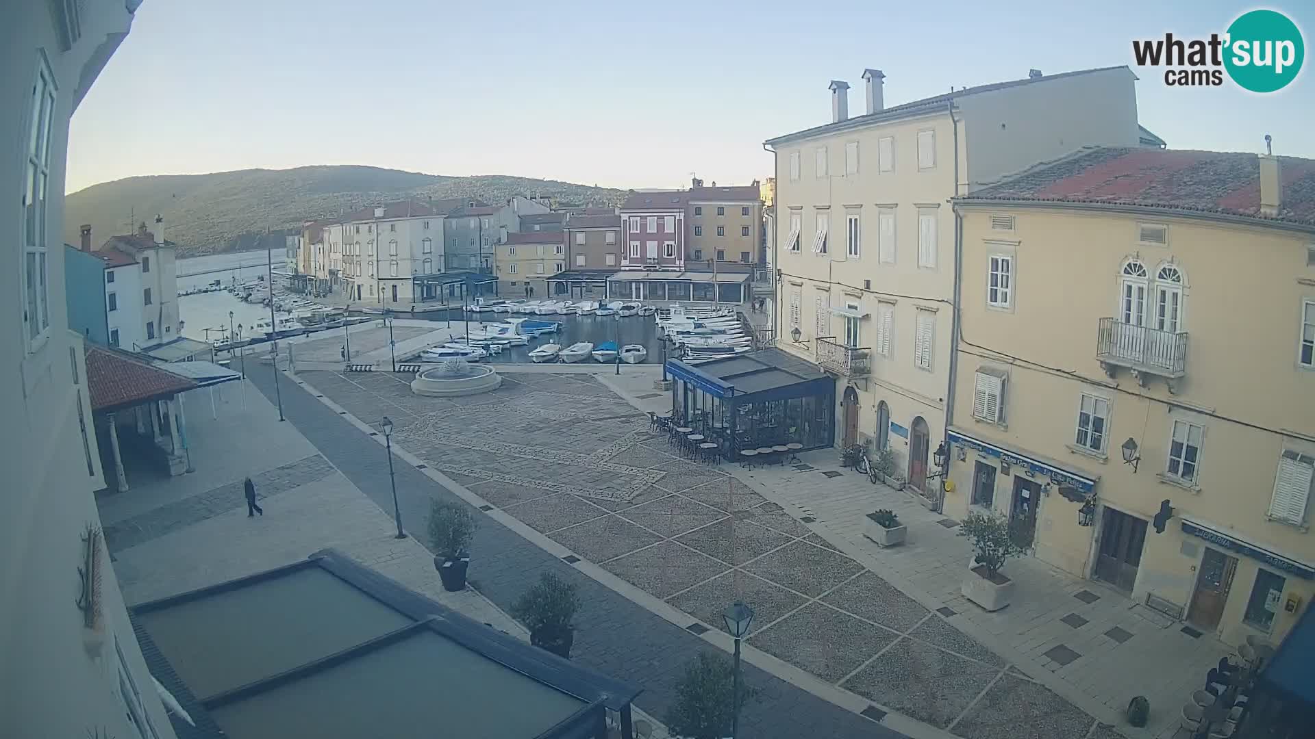 Cámara en vivo ciudad de Cres – plaza principal y “mandrač” – isla de Cres – Croacia