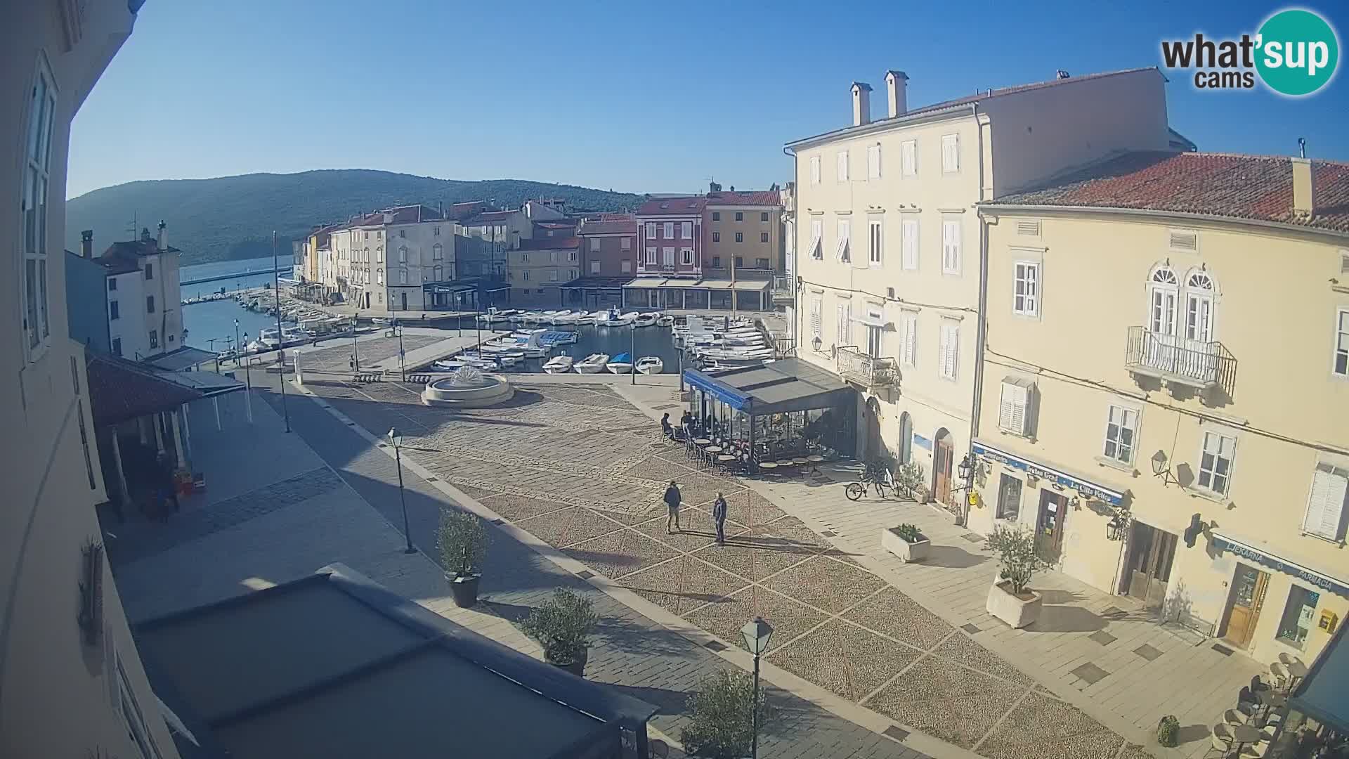 Web kamera Grad Cres – glavni trg i “mandrač” – otok Cres