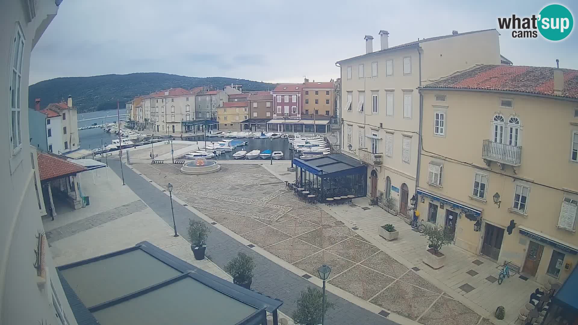 LIVE cam Cres città – piazza principale e “mandrač” – isola di Cherso – Croazia