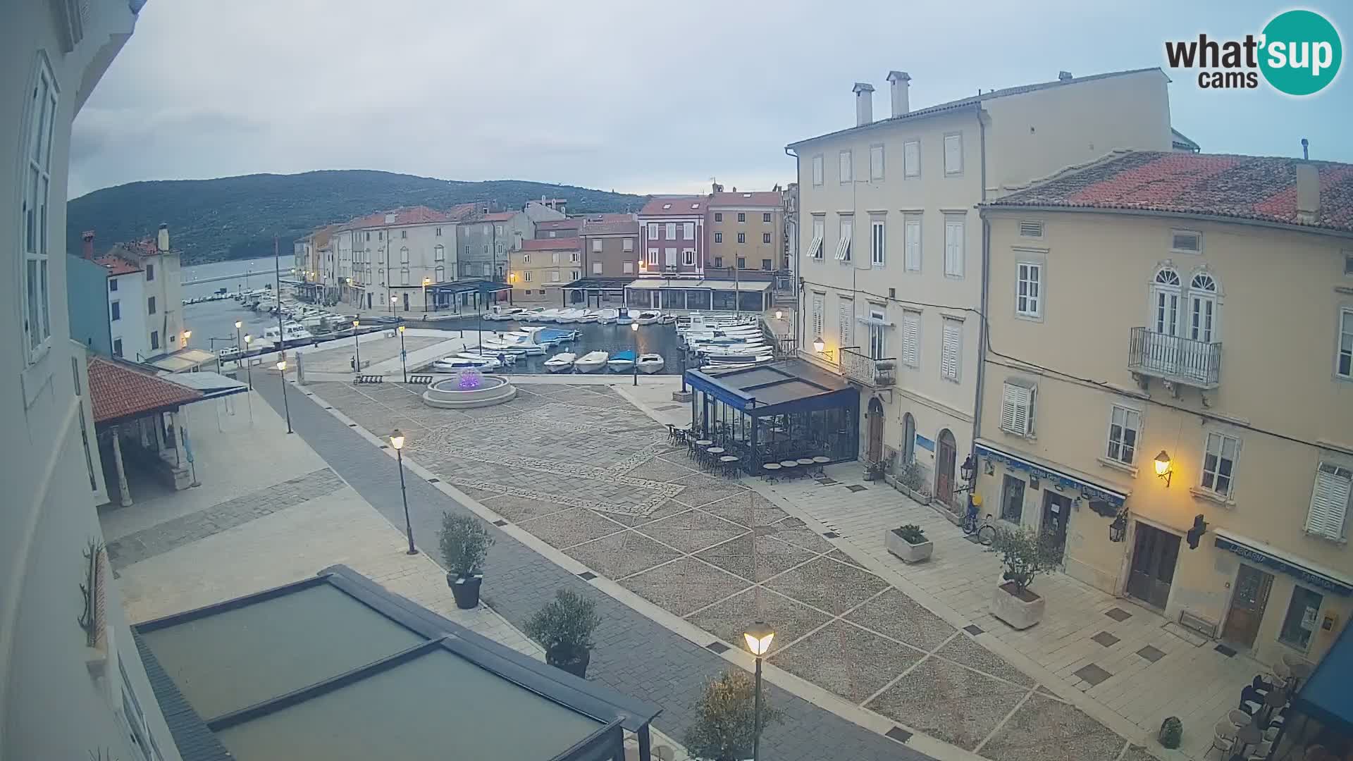 Web kamera Grad Cres – glavni trg i “mandrač” – otok Cres