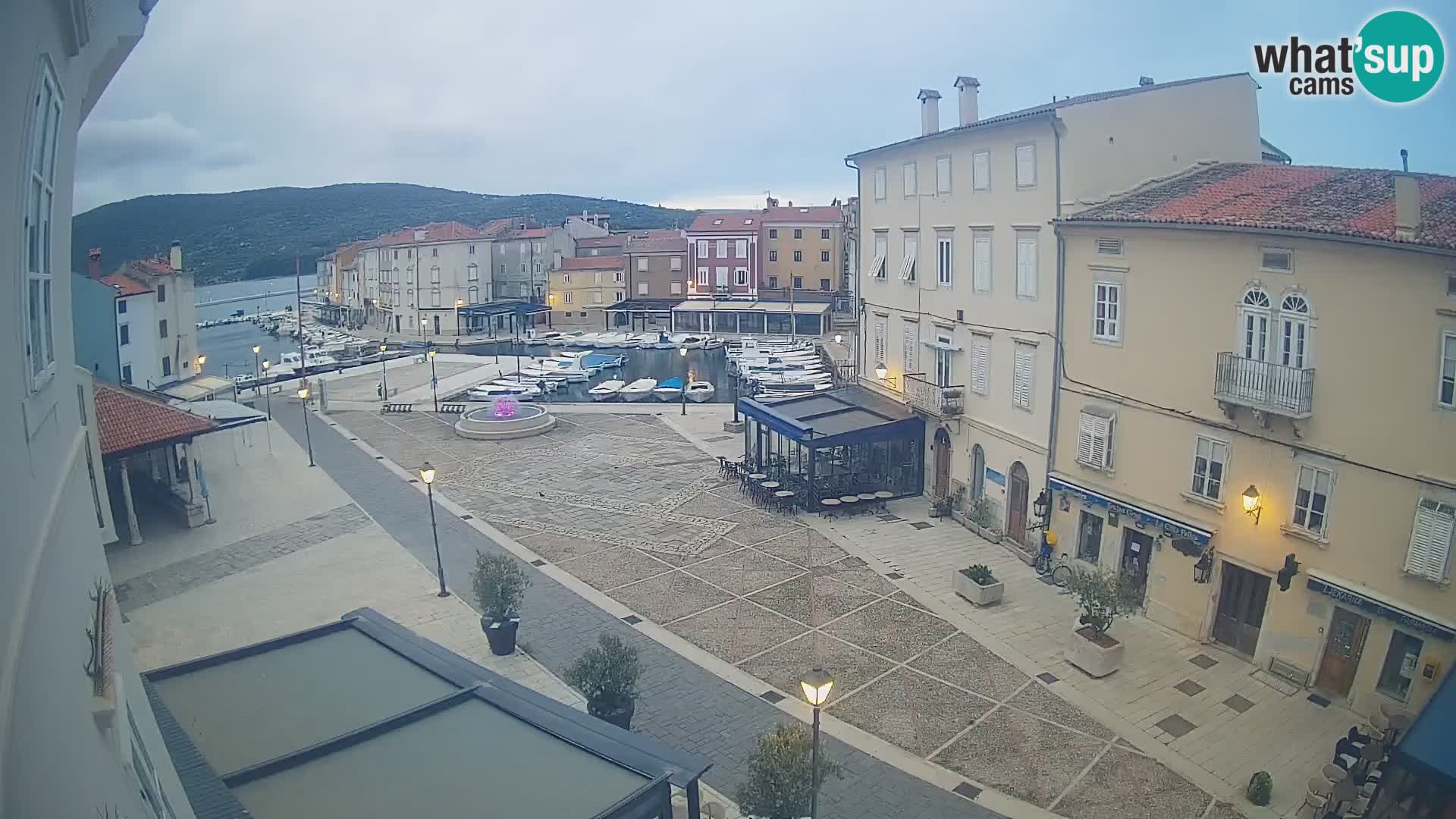 V ŽIVO spletna kamera Cres mesto – glavni trg in “mandrač” – otok Cres – Hrvaška