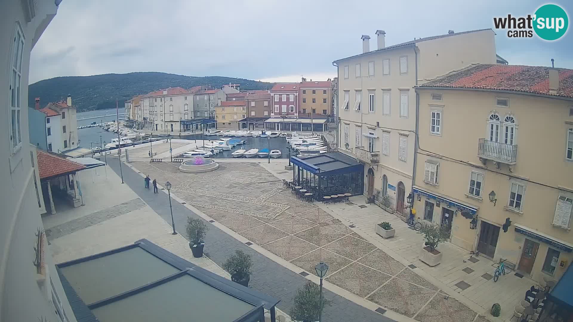 Web kamera Grad Cres – glavni trg i “mandrač” – otok Cres