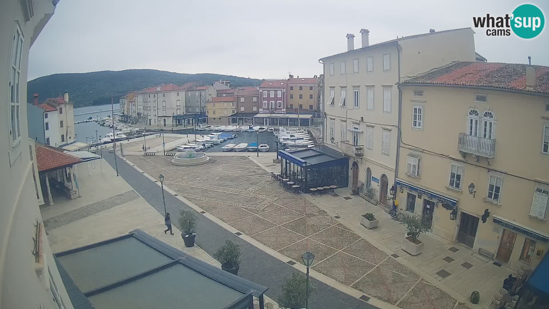 Web kamera Grad Cres – glavni trg i “mandrač” – otok Cres