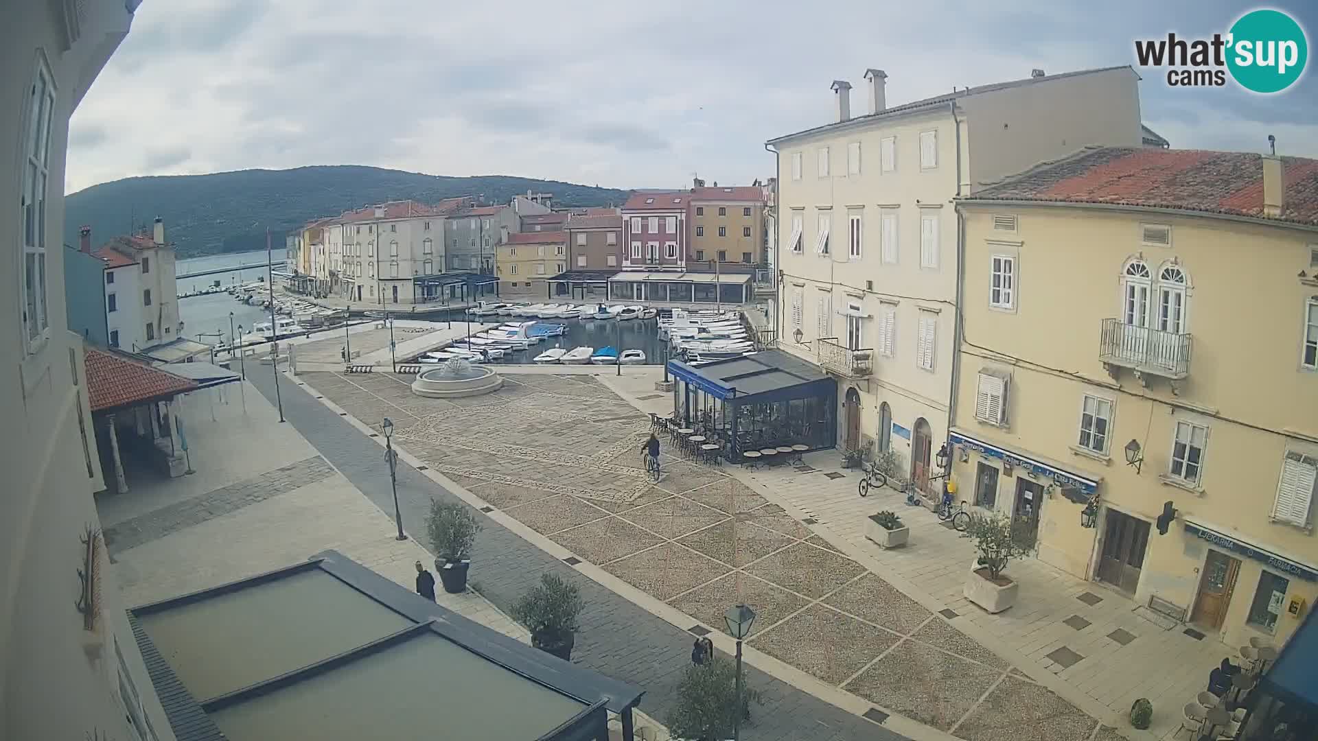 V ŽIVO spletna kamera Cres mesto – glavni trg in “mandrač” – otok Cres – Hrvaška