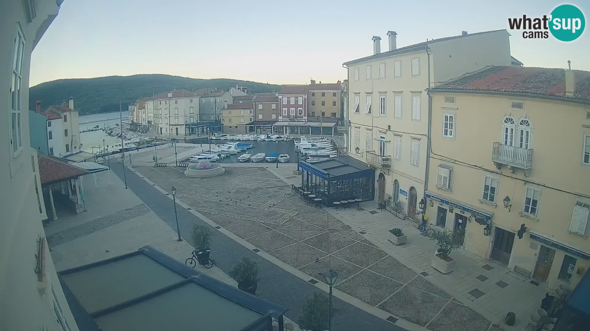 Cámara en vivo ciudad de Cres – plaza principal y “mandrač” – isla de Cres – Croacia