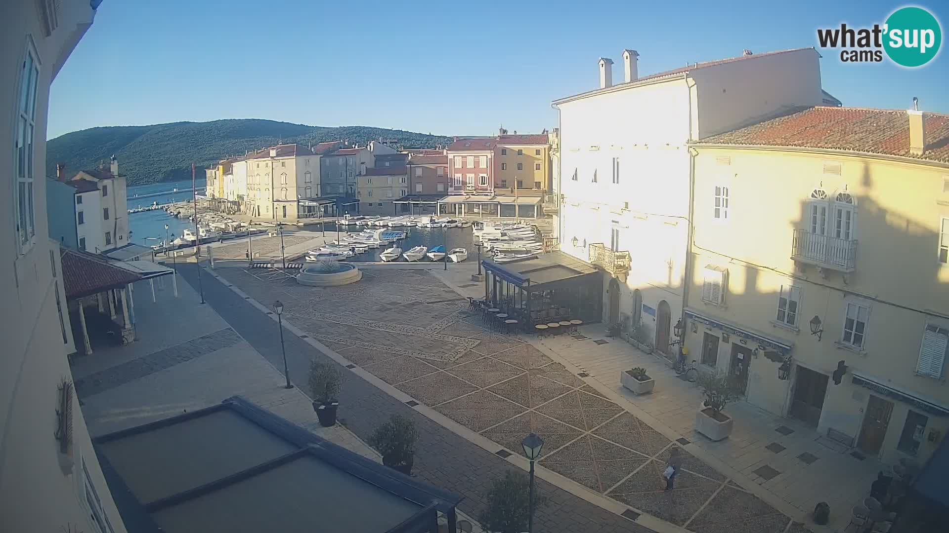 V ŽIVO spletna kamera Cres mesto – glavni trg in “mandrač” – otok Cres – Hrvaška