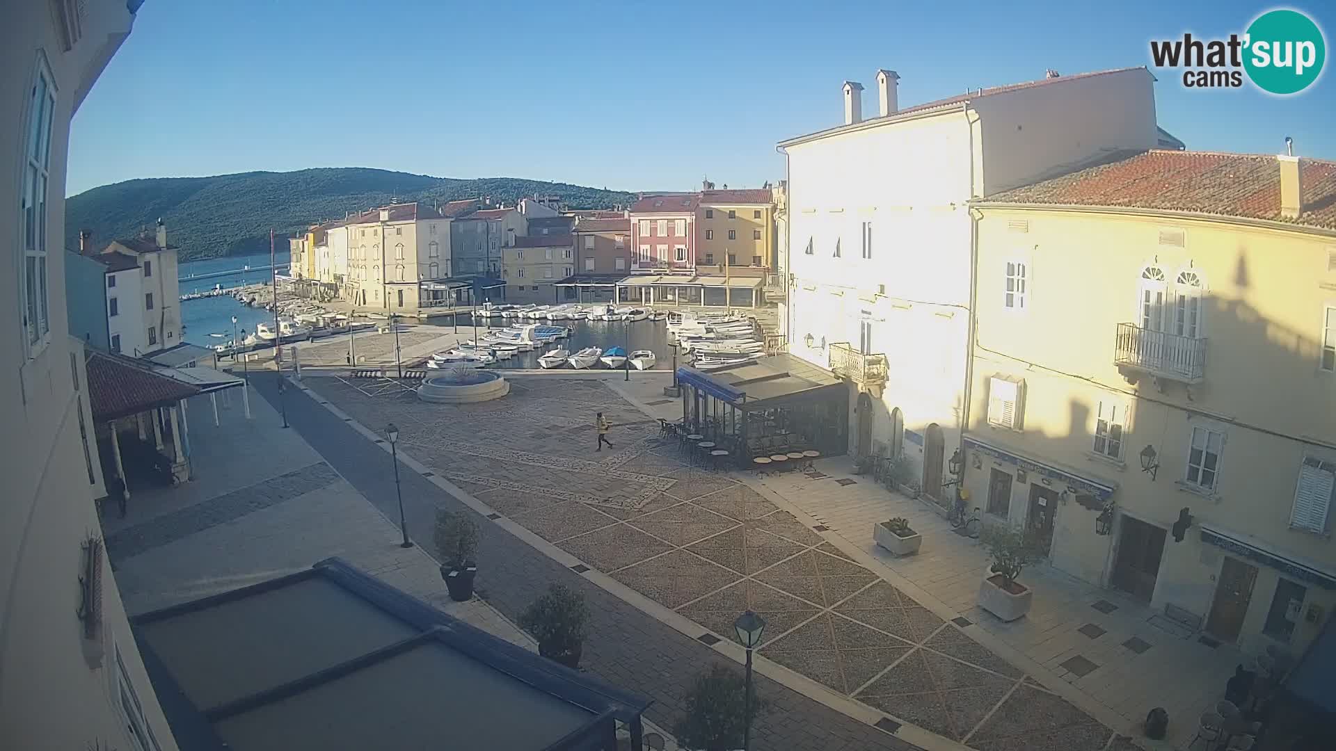 Cámara en vivo ciudad de Cres – plaza principal y “mandrač” – isla de Cres – Croacia