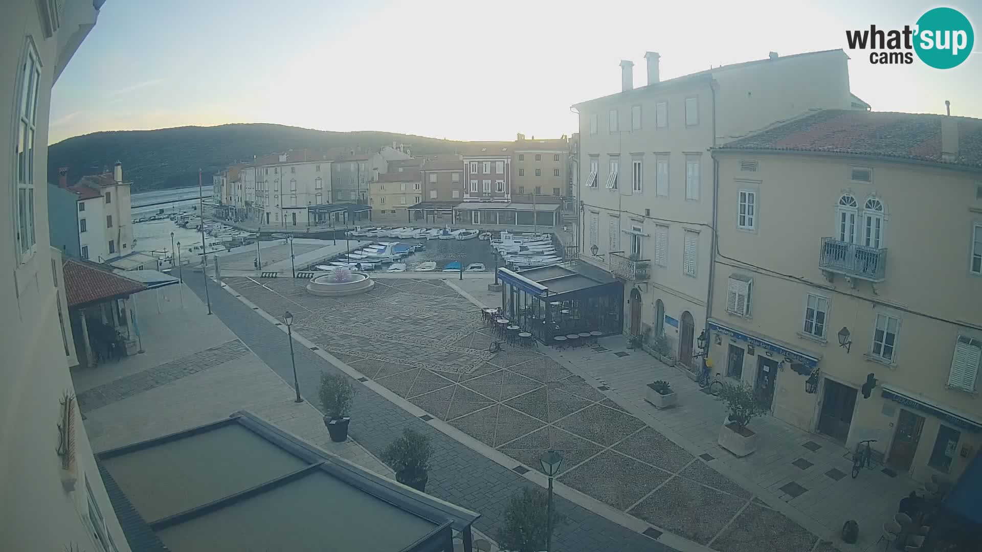 Cámara en vivo ciudad de Cres – plaza principal y “mandrač” – isla de Cres – Croacia