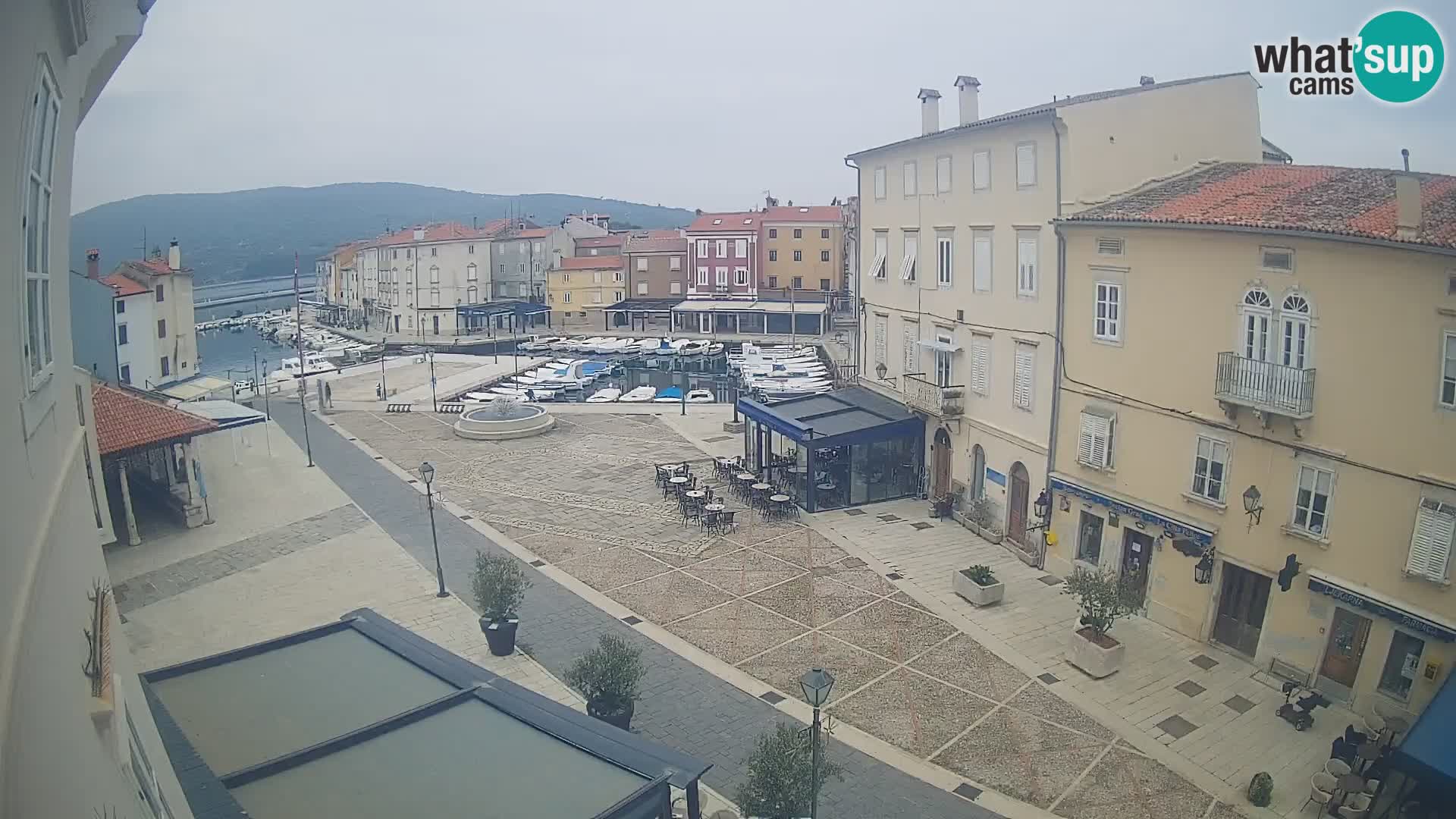 Kamera v ŽIVO Cres mesto – glavni trg in “mandrač” – otok Cres – Hrvaška