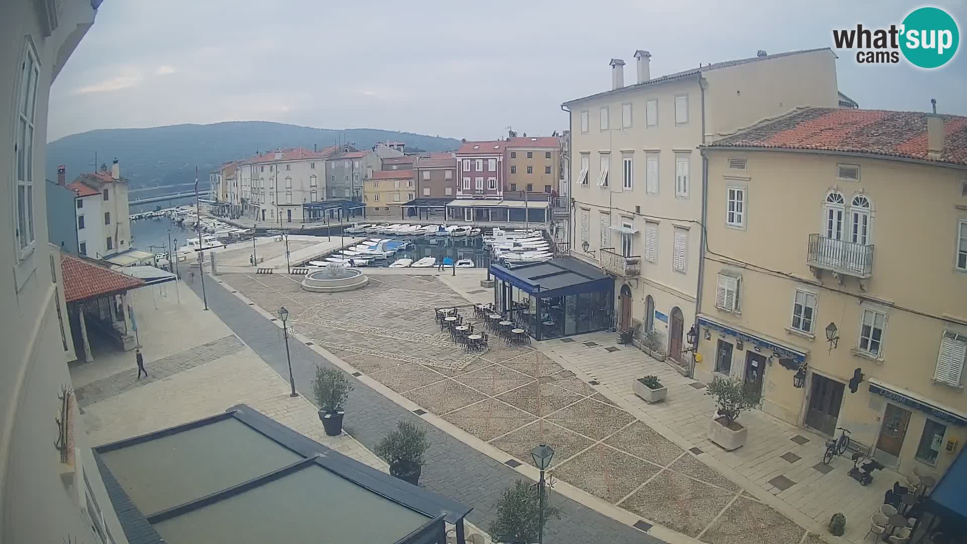 V ŽIVO spletna kamera Cres mesto – glavni trg in “mandrač” – otok Cres – Hrvaška