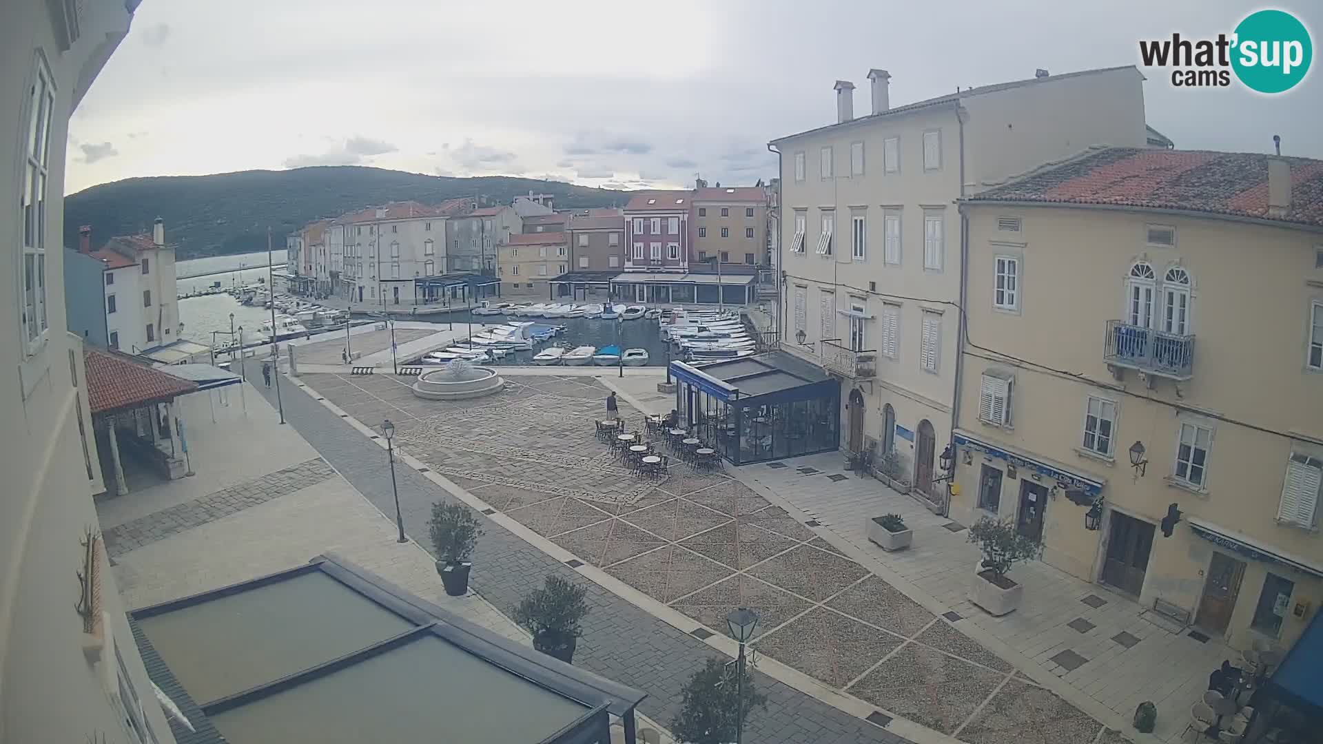 Web kamera Grad Cres – glavni trg i “mandrač” – otok Cres