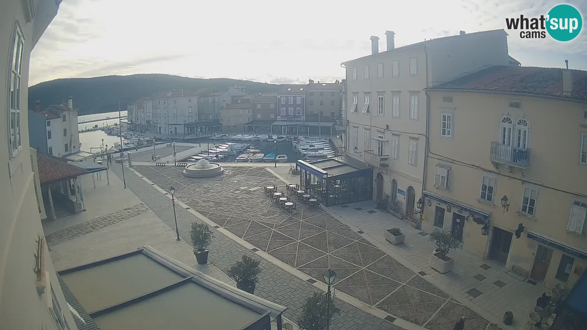 LIVE cam Cres Stadt – Hauptplatz und “mandrač” – Cres Insel – Kroatien