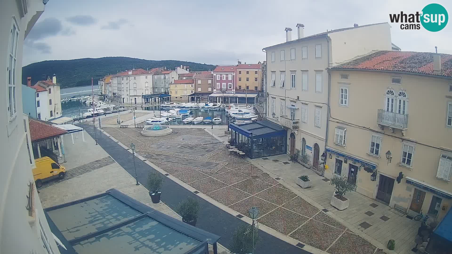 LIVE cam Cres Stadt – Hauptplatz und “mandrač” – Cres Insel – Kroatien