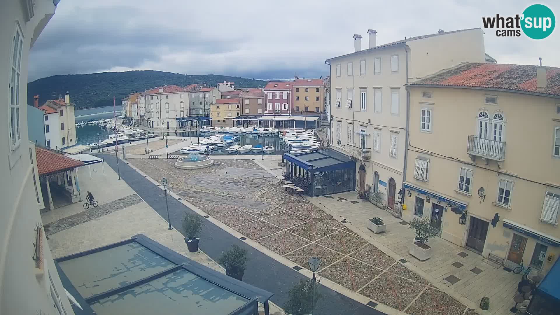 Cámara en vivo ciudad de Cres – plaza principal y “mandrač” – isla de Cres – Croacia