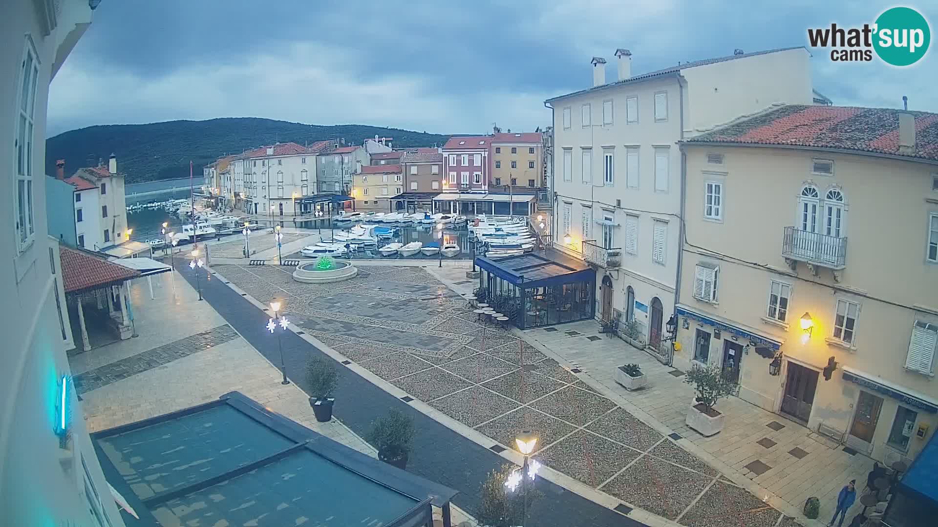 Cámara en vivo ciudad de Cres – plaza principal y “mandrač” – isla de Cres – Croacia