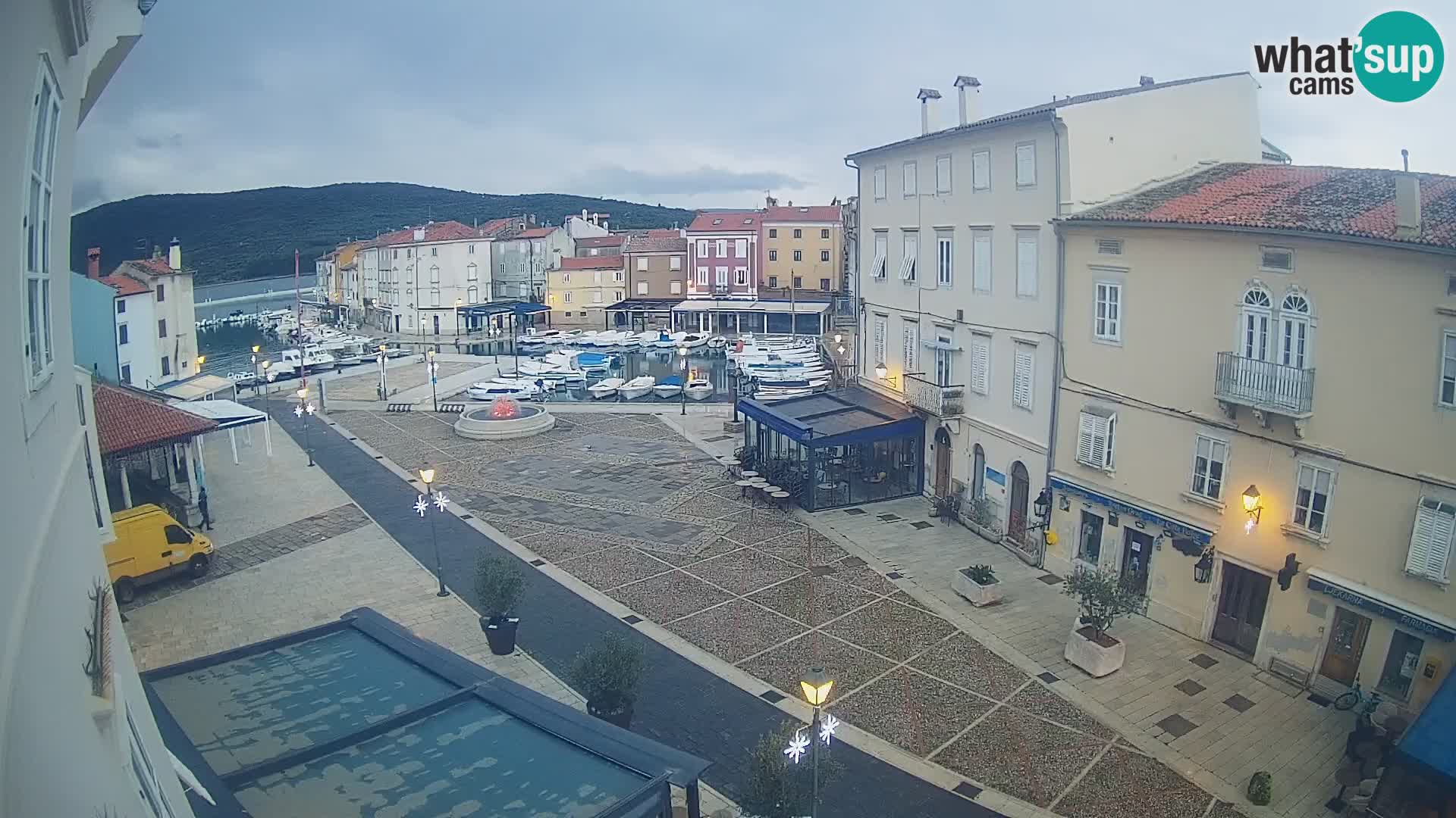 Cámara en vivo ciudad de Cres – plaza principal y “mandrač” – isla de Cres – Croacia