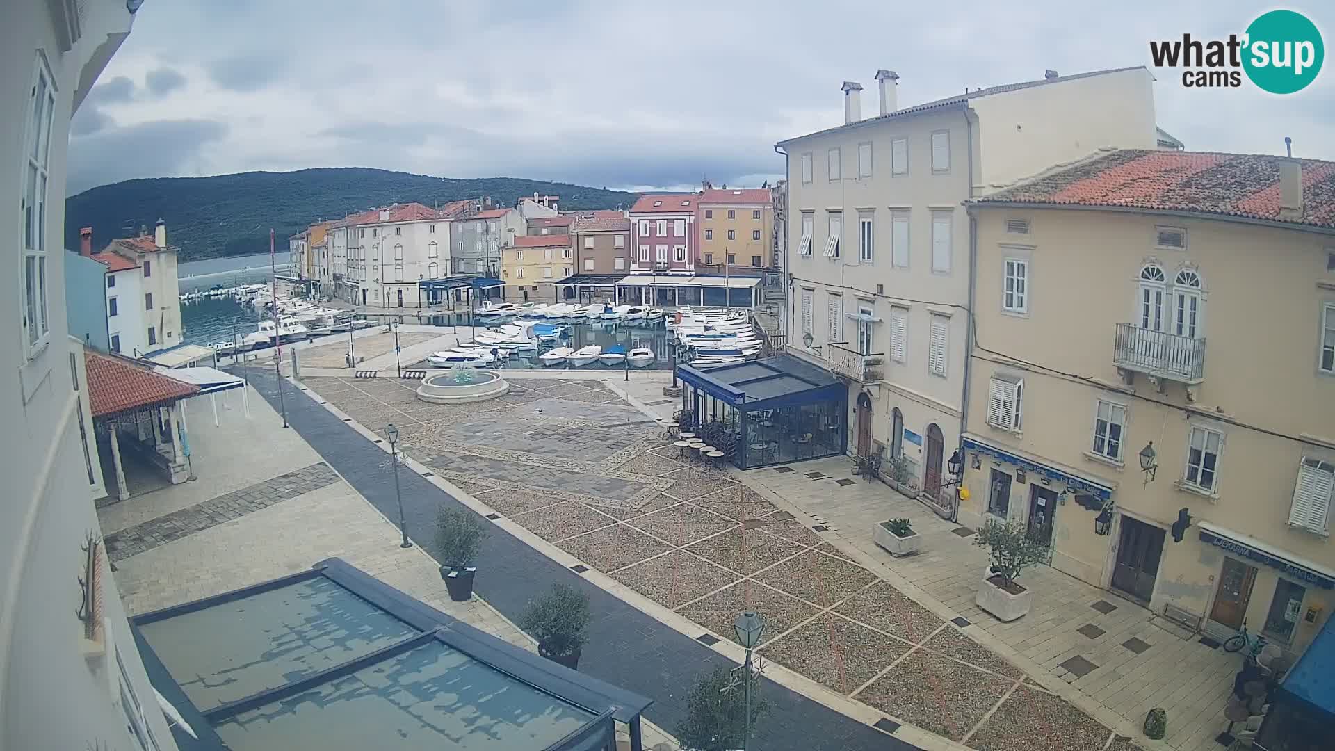 Web kamera Grad Cres – glavni trg i “mandrač” – otok Cres