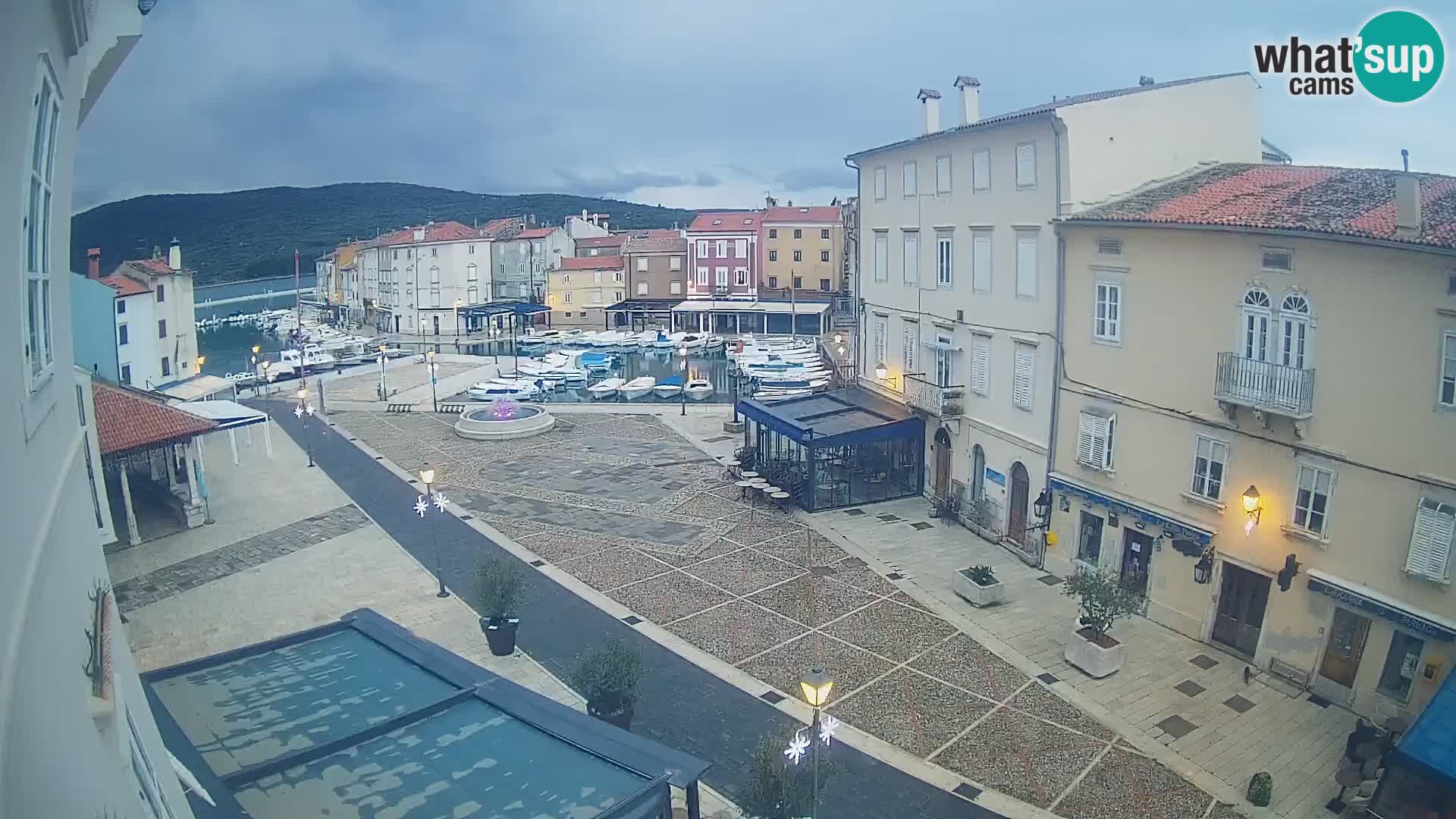 Cámara en vivo ciudad de Cres – plaza principal y “mandrač” – isla de Cres – Croacia