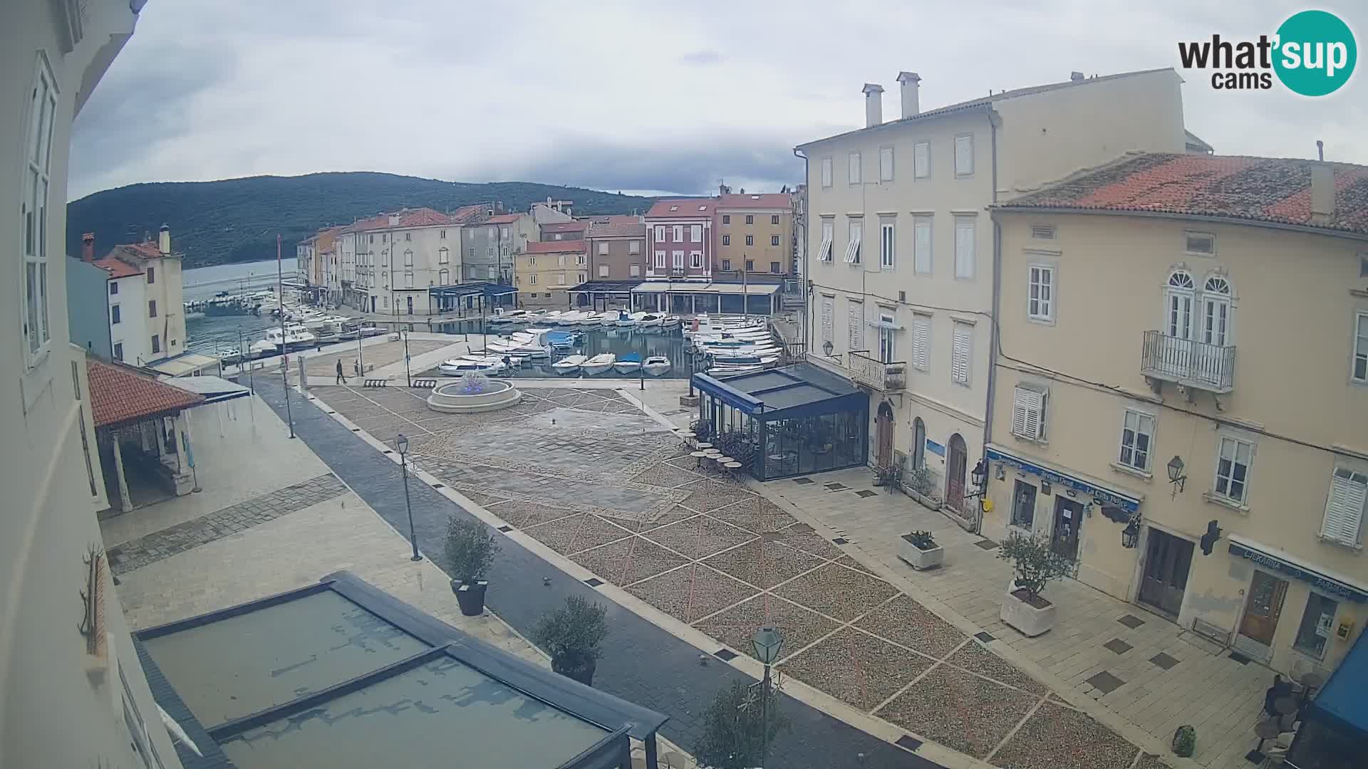 V ŽIVO spletna kamera Cres mesto – glavni trg in “mandrač” – otok Cres – Hrvaška