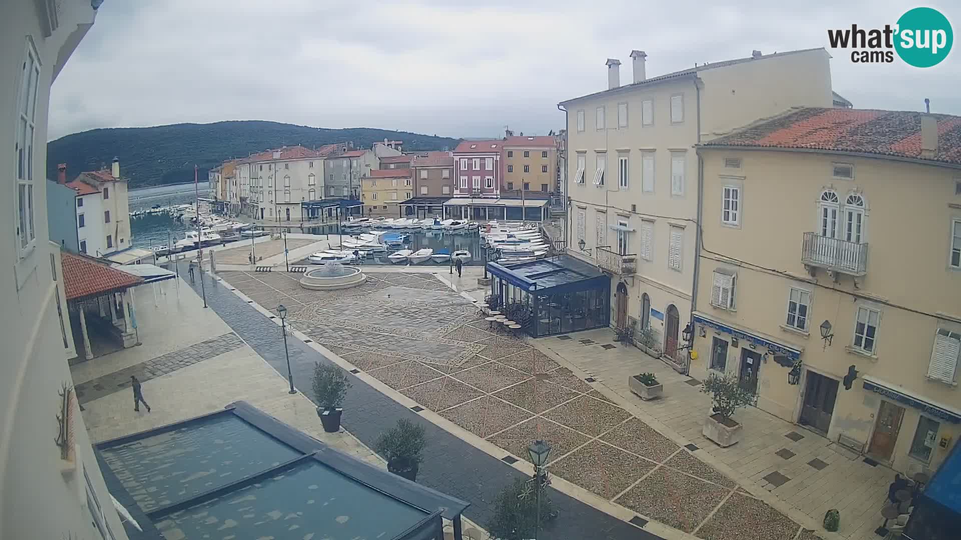 V ŽIVO spletna kamera Cres mesto – glavni trg in “mandrač” – otok Cres – Hrvaška