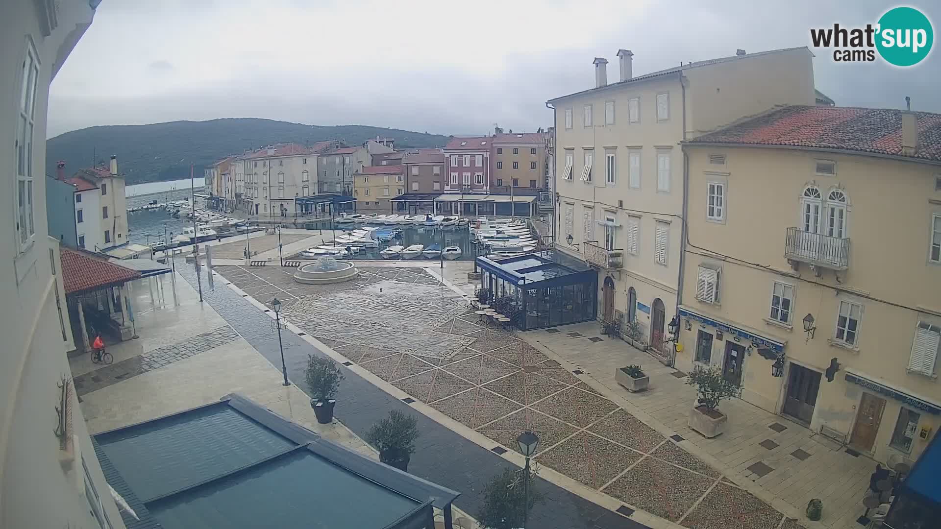 Web kamera Grad Cres – glavni trg i “mandrač” – otok Cres