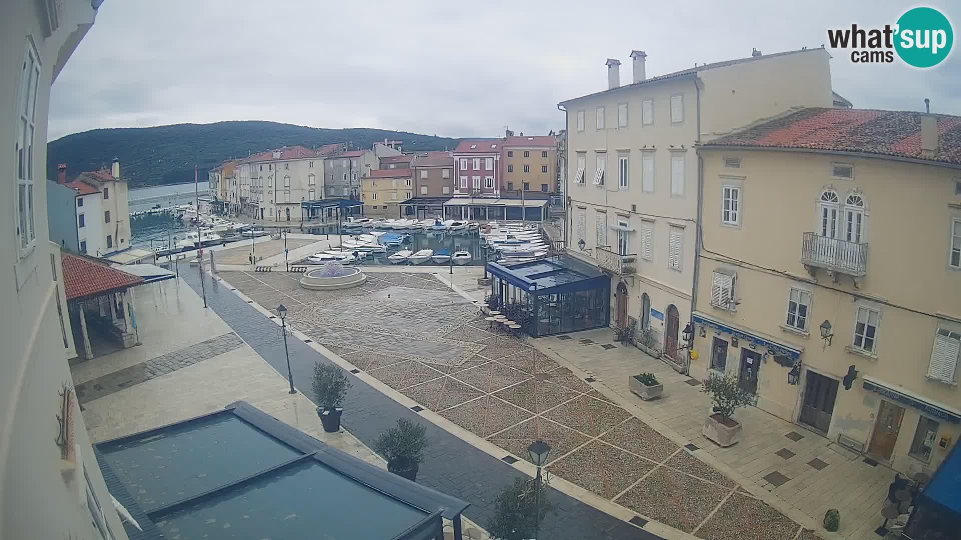 V ŽIVO spletna kamera Cres mesto – glavni trg in “mandrač” – otok Cres – Hrvaška