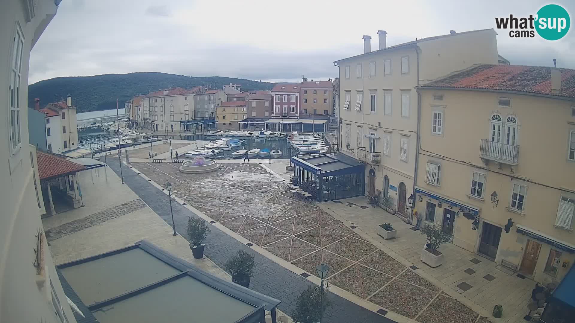 V ŽIVO spletna kamera Cres mesto – glavni trg in “mandrač” – otok Cres – Hrvaška