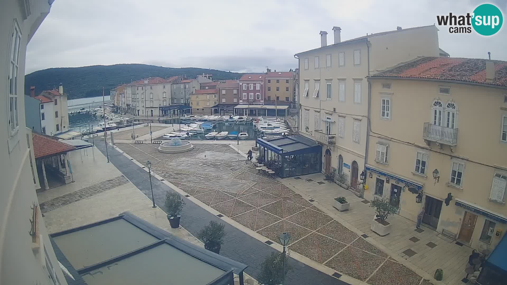 Web kamera Grad Cres – glavni trg i “mandrač” – otok Cres