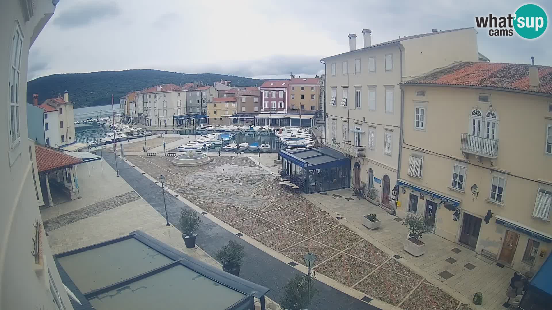 Web kamera Grad Cres – glavni trg i “mandrač” – otok Cres