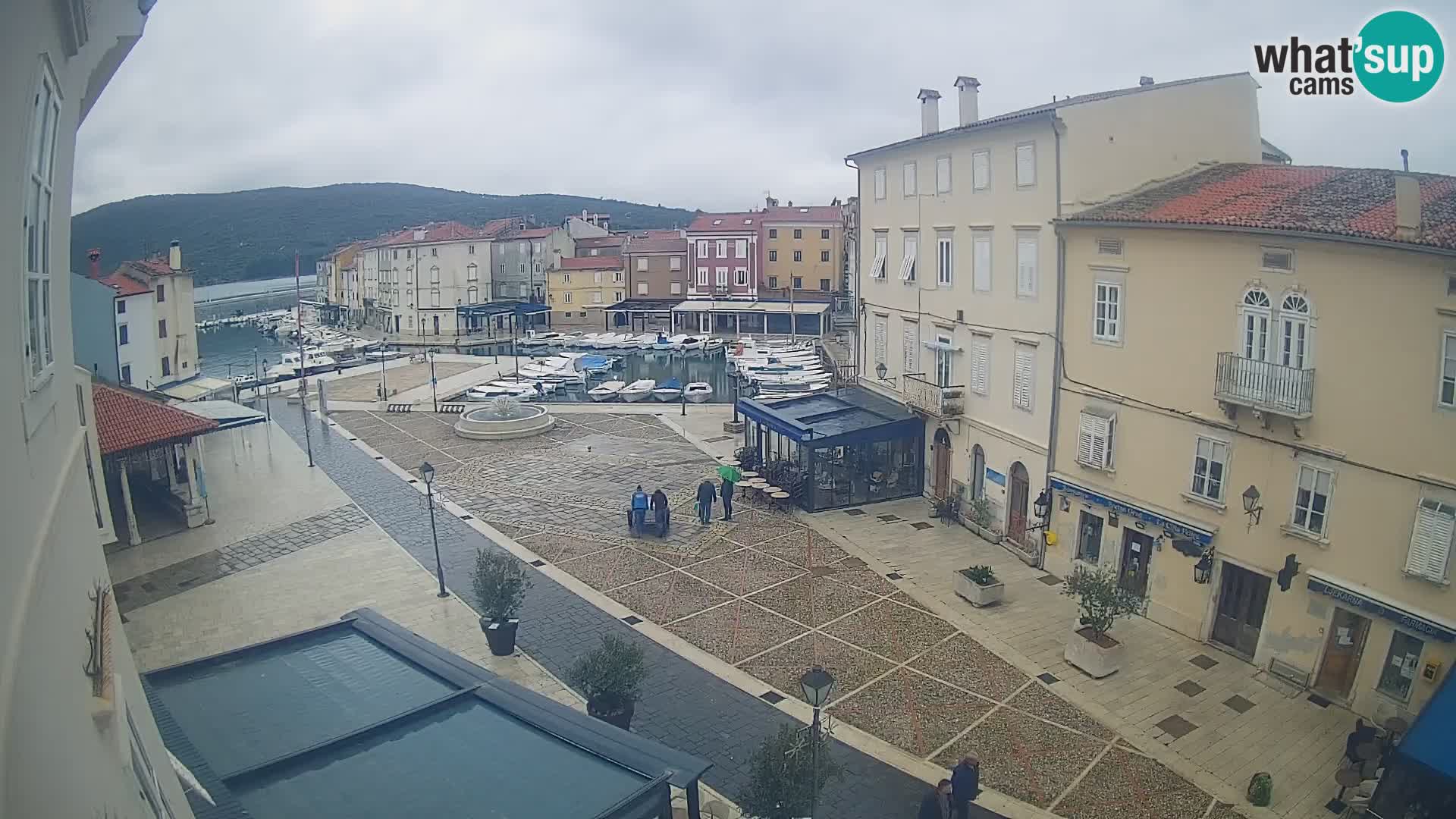 V ŽIVO spletna kamera Cres mesto – glavni trg in “mandrač” – otok Cres – Hrvaška