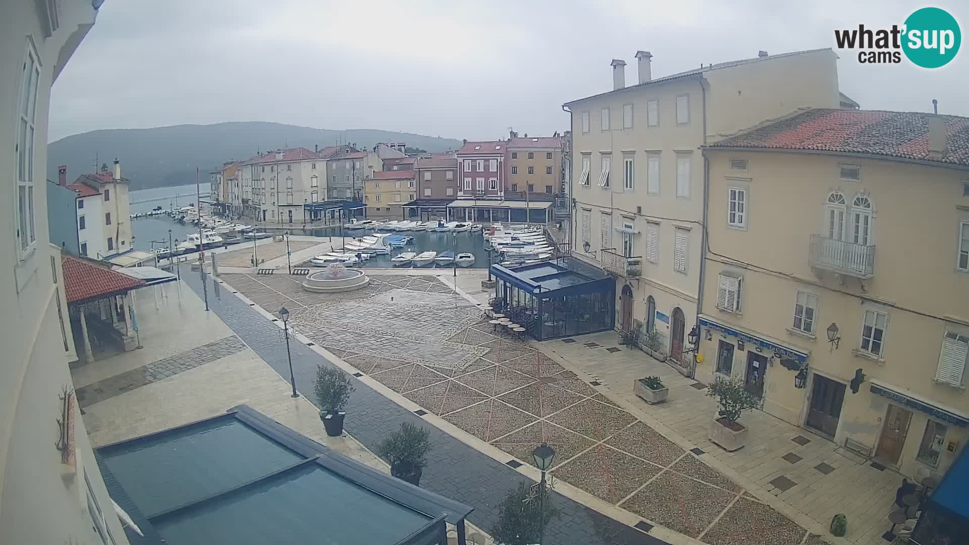 Web kamera Grad Cres – glavni trg i “mandrač” – otok Cres