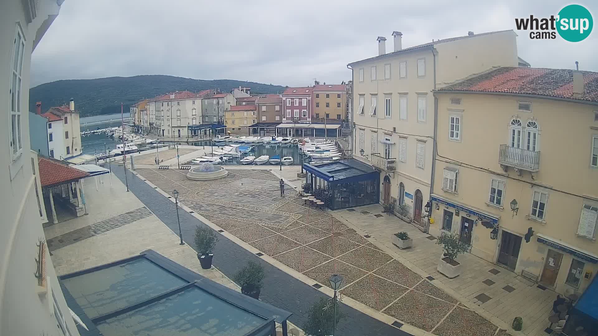 V ŽIVO spletna kamera Cres mesto – glavni trg in “mandrač” – otok Cres – Hrvaška